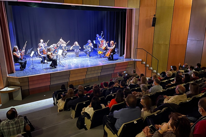 Foto 1 - El Teatro del CDS se llena de público se llena de público para dar la bienvenida al 2022 con la Orquesta Berdión